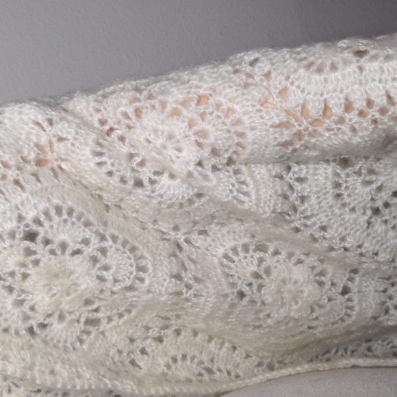 Vintage winter scarf ivory lace crochet wrap shawl scalloped fringed hem - Picture 7 of 8
